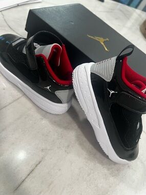 Jordan Kids' Black/Red max Aura 2 10c